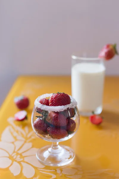 Morango em um copo de leite fruta café da manhã — Fotografia de Stock